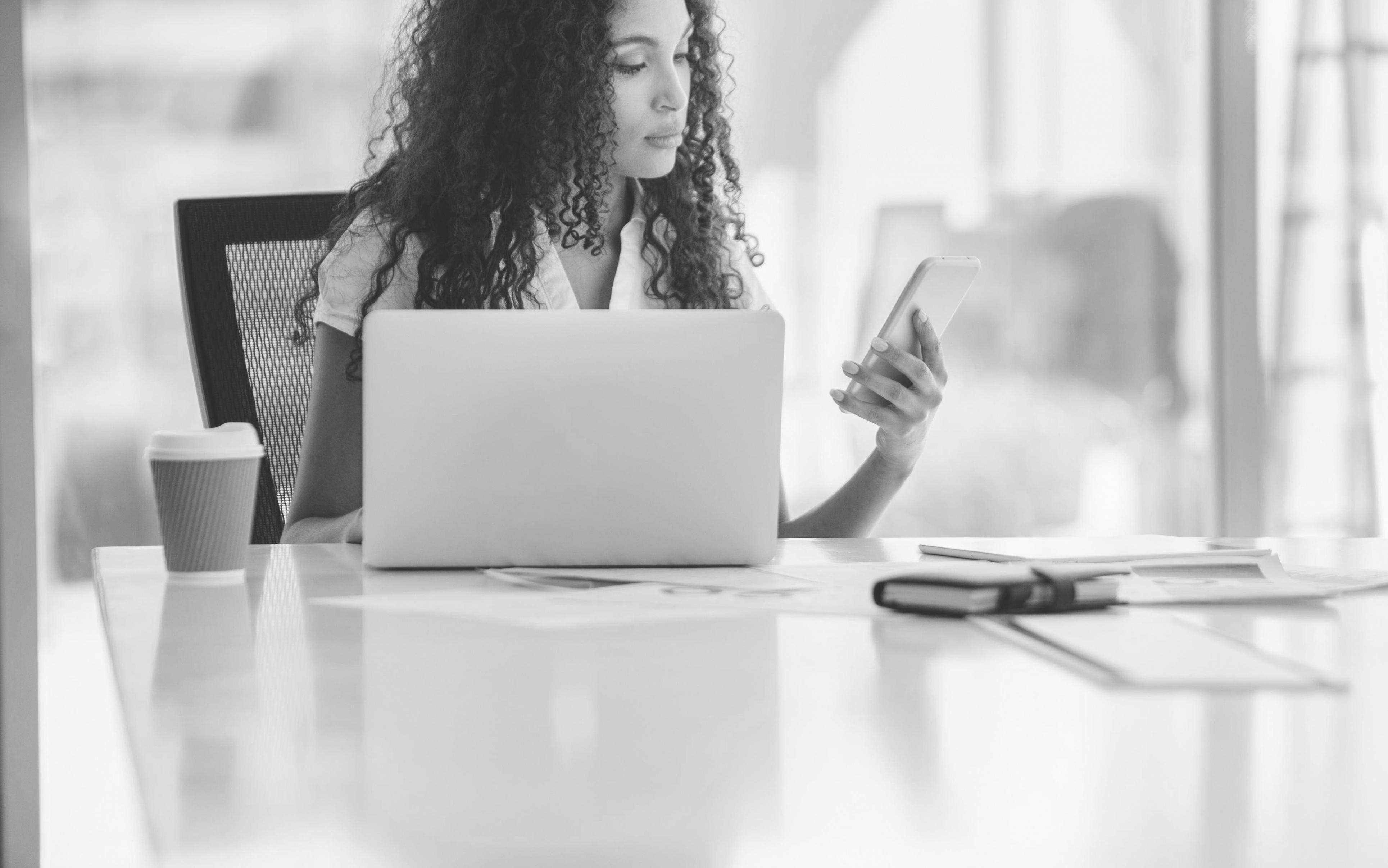 Bureau de travail avec documents financiers et ordinateur portable